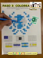 Alumno coloreando un Pixel de Efemérides de Octubre después de resolver multiplicaciones y divisiones.